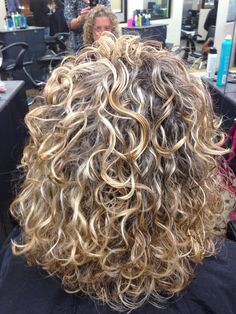 Human Hair Lace Front Wigs, Hair Lace Front Wigs, Curly Hair Photos, Blonde Curly Hair, Medium Curly Hair Styles, Penteado Cabelo Curto, Curly Bob Hairstyles, Permed Hairstyles, Front Lace Wigs Human Hair