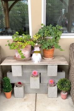 DIY outdoor patio table made with concrete cinder blocks. Block Table Ideas, Cinder Block Table, Outdoor Table Ideas, Backyard Furniture Diy, Diy Summer Decor, Outdoor Furniture Ideas, Diy Outdoor Table, Outdoor Furniture Diy Easy, Cinder Blocks