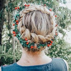 Christmas Updo, Holiday Updos, Christmas Hair Ideas, Holiday Updo, Festive Hair, Funky Hair, Halo Braid, Christmas Hats, Holiday Hair