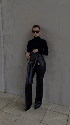 Winteroutfits Chic, Shannon Core, Shoes Inspiration, Leather Pants Outfit, Chique Outfits, 2024 Style, Men Streetwear, Black Leather Pants, Pants Outfits