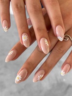 4. Daisy Nude Base Nails There’s no age limit when it comes to great nails. The amazing thing about nails is that you can... Ongles Beiges, April Nails, Daisy Nails, Classy Nails