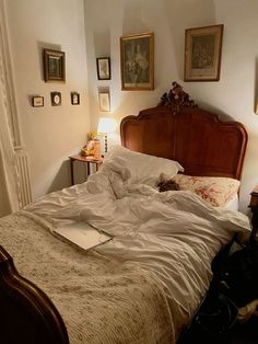 Bed Set Up Aesthetic, Lived In Bedroom Aesthetic, Vintage Bed Frame Ideas, Vintage Couch Aesthetic, Dream House Decor Bedroom, Bedroom With Carpet Floor, Wood Bed Frame Aesthetic, Grandma Room Aesthetic, Old Room Aesthetic