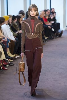 The complete Chloé Fall 2018 Ready-to-Wear fashion show now on Vogue Runway. Moda Paris, Fall Wear, Nicolas Ghesquiere, Pre Fall