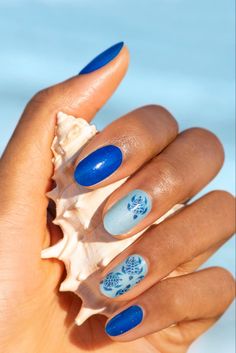 North Carolina Blue Nails, Ocean Summer Nails, Beachy Nail Designs Ocean, Nails With Turtles, Ocean Nails Short, Blue Beachy Nails, Ocean Blue Nails Summer, Sea Animal Nails, Sea Turtle Nails Design