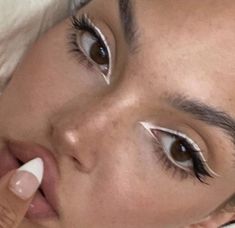 Easy Festival Makeup, White Eye Makeup, White Eyeliner Makeup, Angel Makeup, Rave Makeup, White Eyeliner, Eye Makeup Pictures, Smink Inspiration, Pinterest Makeup