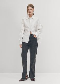 Camisa blanca con lazo en la espalda y aberturas
Enfocados en el lado delicado de las camisas, hemos diseñado la blusa Sugar. Confeccionada en algodón orgánico 100%, tiene todas las características de una camisa de botones clásica con la adición de lazos en la espalda y aberturas en las mangas. Al usarla, déjala por fuera para lucir cómo se recoge por detrás en la parte baja de la espalda. Vegan Boots, Tie Shirt, White Shirts, Cut Shirts, Winter Sale, Low Back, Cotton Poplin, White Shirt, White Cotton