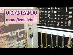 a wall with lots of jewelry hanging from it's sides and the words organizado meus accesiorios