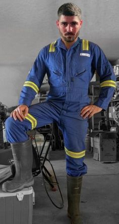 Coverall Men, Farm Clothes, Flight Suit, Work Gear, Mens Fashion Inspiration, Boss Man, Rubber Boot, Beginner Workout, Men In Uniform