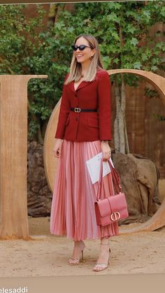 Pleated Skirt With Blazer, Outfits Winter Comfy, Fashion Women Over 40, Comfy Outfits Fall, Winter Outfits With Skirts, Fall Skirt Outfits With Boots, Runway Streetwear, Autumn Date Night, Winter Comfy Outfits