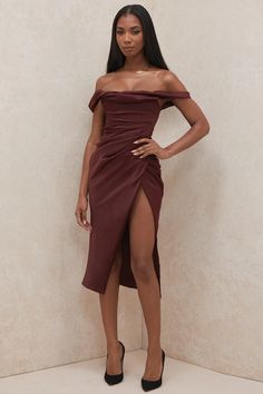 Vestidos Color Uva, Off Shoulder Corset Dress, Brown Outfit Aesthetic, Color Uva, Off Shoulder Corset, Carmen Dress, Beautiful Hips, Duchess Satin, Brown Outfit