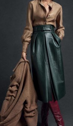 Leather A Line Skirt Outfit, Alanna Arrington, A Line Skirt Outfits, Leather A Line Skirt, Miss K, Women's Runway Fashion, Autumn School Outfit, Rainy Day Outfit, Fall Street Style