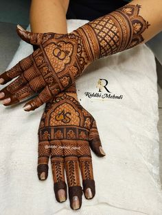 ✨ beautiful engagement bridal design 🪷 Back Hand Mehndi Design For Engagement, Engagement Bride Mendi, Mehendi Designs For Bride Engagement, Mehendi Designs For Hands For Engagement, Engage Mehndi Design, Mehandi Engagement Design, Back Said Mehndi Design Bridal, Mendhi Design Bridal, Engagement Mendhi Design Back Hand