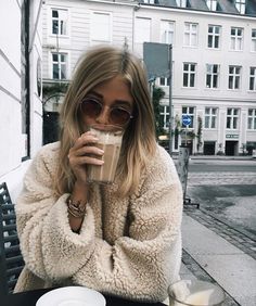 Find More at => http://feedproxy.google.com/~r/amazingoutfits/~3/NjjRVIheIv4/AmazingOutfits.page Sheep Jacket, Mode Tips, Beige Outfit, Blazer Outfit, Beige Top, Looks Street Style, Carrie Bradshaw, Mode Inspo, How To Pose