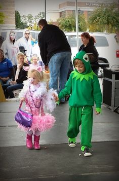 Homemade Frog Costume, Kermit The Frog Costume Diy, Diy Kermit The Frog Costume, Frog Costume Kids, Kermit Costume, Kermit The Frog Costume, Miss Piggy Costume, Frog Costume, Book Week Costume