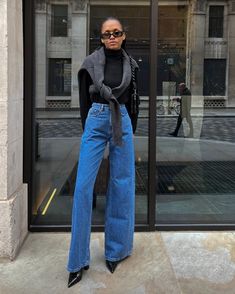 Wide Leg Denim Outfit Winter, Jean Dinner Outfits, Jean Bleu Outfit, Washington Dc Outfit Fall, Styling Bootcut Jeans Outfit Ideas, Dinner Outfit Classy Winter, Navy Blue Jeans Outfit, Dark Blue Jeans Outfit Aesthetic, Winter Drinks Outfit