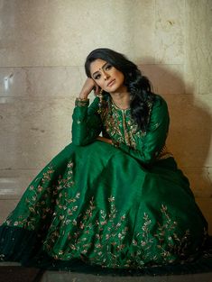 Midnight Green - Monochrome Green Designer Lehenga with Full Sleeve Blouse Contact us on 19257910374 to place an order for this product. If you are looking forward to making heads turn this wedding season then this royal Bridal Green Lehenga is a must-have! Worn by Manpreet Toor in "Simple & Elegant Shaadi Dance" video Round open back blouse with detailed Zardozi work Raw silk used for the blouse is a good moisture absorber/releaser suitable for any weather Delicate gold-threaded zardozi handwor Lehenga With Full Sleeve Blouse, Choli Ideas, Raw Silk Anarkali, Manpreet Toor, Organza Kurta, Green Monochrome, Open Back Blouse, Gold Lehenga, Moisture Absorber