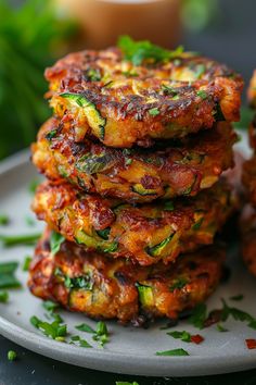 Stack of crispy zucchini fritters garnished with fresh parsley on a plate. Low Carb Fritters, Air Fry Healthy Meals, Vegan Dinner Air Fryer, Airfryer Snacks Healthy, Air Fryer Courgette, Air Fryer Recipes Easy Dinner Vegetarian, Vegan Dinner Low Carb, Healthy Food Air Fryer, Airfryer Vegetarian Recipes