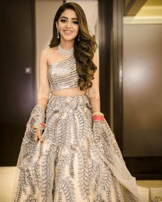 15+Trending Open Bridal Hairstyles - Wedkosh Lehenga Hairstyles Ideas, Engagement Hairstyles For Lehenga, Reception Hairstyles Indian Brides, Reception Hairstyles Indian, Hairstyle For Lehenga, Wedding Reception Hairstyles, Reception Hairstyles, Lehenga Hairstyles, Hairstyles For Gowns