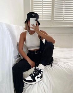 Baggy Jeans Outfit Spring, Urban Outfitters Outfit, Urban Outfitters Clothes, Jordan Outfits, Chill Outfits, Outfit Trends, Streetwear Fashion Women, Mode Vintage