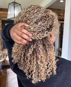 Blonde Curls Dark Roots, Cool Tone Highlights Curly Hair, Blond Curly Hair Highlights, Blonde 3c Hair, Ash Blonde Curly Hair, Blonde Curly Hair Black Women, Honey Blonde Curls, Curly Hair Highlights