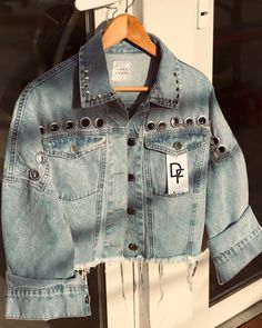 Denim Jean Jacket Outfits, Bridal Boutique Interior, Ropa Upcycling, Jean Jacket For Girls, Jean Jacket Outfits, Black Saree, Love Jeans, Upcycled Denim, Denim Jacket Women