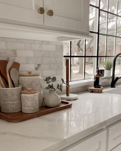 the kitchen counter is clean and ready to be used as a utensil holder