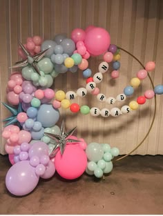 balloons and stars are arranged in the shape of a circle for a mardi gras decoration