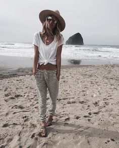 Every girl needs the perfect pair of comfs and what's better than stripes & totally comfortable? Nothing. That's what makes these so great! We know they're white but fear not, no one is seeing anythin Strand Outfit, Quoi Porter, Summer Beach Outfit, Looks Street Style, Beach Casual, Festival Looks