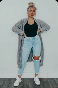 Casual Outfits To Wear To Work, Over Sizes Tshirts Outfits, Leggings Outfit Cardigans, Cold Night Out Outfit Casual, Over Sized Cardigan Outfits, Long Cardigan Outfit Midsize, Long Grey Cardigan Outfit Casual, Casual Outfits With Cardigans, Mom Cardigan Outfits