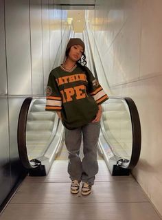 Baggy Jersey Outfit, Oversized Jersey Outfit Women, Sports Jersey Outfit Women, Jersey Streetwear Outfit, Cute Jersey Outfits, Hockey Jersey Outfit Woman, Oversized Jersey Outfit, Jersey Outfit Black Women