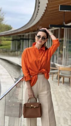 #Winter#WinterOutfits#Fashion2024#SeasonalFashion#WinterTrends#StyleTips#ColdWeatherOutfits#Skirts#Layering#MidiSkirtsIdeas#OutFitIdeas#WinterFashion#WinterOutfitsAesthetic#WinterOutfitsKorean#WinterOutfitsForWomen#ChristmasOutfit Outfit Chic, Beige Pants, Stylish Work Outfits, Orange Shirt, Casual Chic Outfit