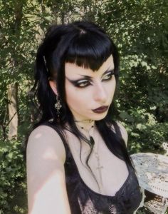 Summer Goth Makeup, Goth Brows, Goth Fairy Makeup, Simple Face Paint, Trad Goth Makeup, Face Paint Ideas, Goth Hair