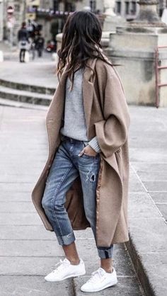 Slouchy and casual winter outfit with white sneakers Long Outerwear, Mode Mantel, Fall Fashion Coats, Casual Weekend Outfit, Outwear Women, Neue Outfits, Winter Mode, Trendy Street Style, Looks Street Style