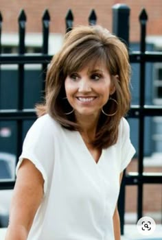 Trendy Medium Length Haircuts For Round Faces, Medium Length Center Part Hair, 50 Year Old Hairstyles Medium, Cindi Spivey, Very Layered Hair Medium, 2022 Hairstyles, Haircut 2022, Medium Hair Styles For Women