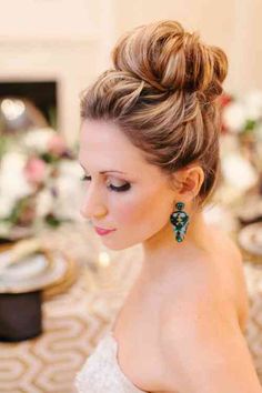 chignon haut comme coiffure pour nouvel an Sanggul Modern, High Bun Hairstyles, Wedding Bun Hairstyles, Top Knot Hairstyles, Beach Wedding Hair, Best Wedding Hairstyles, Trendy Wedding Hairstyles, Wedding Hair Inspiration, Wedding Hairstyles Updo