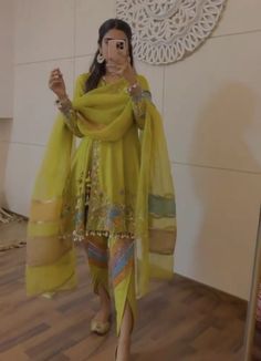 Trendy Outfits Indian, Traditional Indian Dress, Salwar Kamiz, Indian Dresses Traditional, Traditional Indian Outfits, Simple Pakistani Dresses, Yellow Outfit, Designer Dresses Casual, Stylish Party Dresses