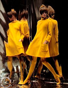 Osez le Jaune. Black 60s Fashion, Mod Outfit, 60s Fashion Trends, 60’s Fashion, 1960 Fashion, 1960's Fashion, 60s 70s Fashion, 60s And 70s Fashion, Yellow Dresses