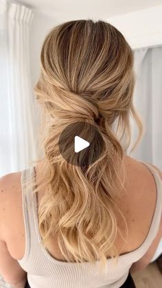 WEDDING HAIR | NATURAL BRIDAL MAKEUP | Essex | London | Suffolk on Instagram: "🙌🏻 HAIR HACK🙌🏻 SAVE this Easy Effortless Ponytail 🫶🏻

Tag + Share with your bridal party🙌🏻

For all bridal hair and makeup bookings in Essex and Suffolk please follow the contact link in my bio 🤍
-
-
-
-
-
-
-
-
#hairreeltutorial #weddinghairessex #weddinghairsuffolk #hatfieldplace #villiersbarn #baddowparkhouse #blakehall #hairhacks #easyponytail #chelmsfordhair #leezpriory #gosfieldhall #bridalhairstylistessex #crondonpark #greatlodgewedding #barnsatlodgefarm #essexweddinghair #bridalhairessex #essexbridalhair #mulberryhousewedding #eastmerseahall #aptonhall #fennesweddings #highhouseweddings #butleypriory #eastongrange #bruisyardhall #wildernessreserve #woodhallmanor #suffolkbridalhair" Big Hair For Wedding, Easy Up Does For Long Hair, Bridal Ponytail Tutorial, Low Pony Bridesmaid Hair, Easy Hairstyles For Party, Wedding Hair Ponytail, Bridal Ponytail Hairstyles, Effortless Ponytail, Easy Wedding Hair