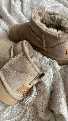 ❤️❤️❤️ Boots Winter Outfit, Fashion Inspo Instagram, Boots Ootd, Ugg Mini Boots, Ugg Ultra Mini, Xmas Wishlist, Mini Boots