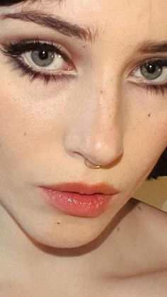 Cat Eye Makeup Hazel Eyes, Small Tee Outfit, Cat Eye Makeup Almond Eyes, Smokey Doe Eye, Makeup For No Eyelids, Makeup For Round Almond Eyes, Eye Bags Aesthetic Makeup, Asymmetrical Makeup Looks, Grunge Glam Makeup Looks