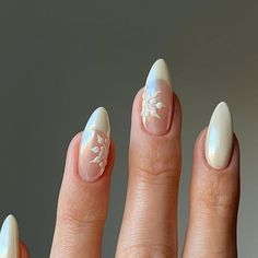 Christmas Almond Nails Snowflakes, Bridal Nails Unique, Winter Nail Aesthetic, Delicate Christmas Nails, White Chrome Nails With Design, Dainty Christmas Nails, Chrome Snowflake Nails, Winter Nail Inspo 2024, Chrome Winter Nails