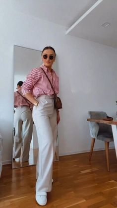 Formal Shirts Women Work Outfits, Outfits With Striped Shirts, Clothes Tips, White Pants Outfit, White Shirt Outfits, Fashionable Work Outfit, Business Casual Outfits For Work, Casual Day Outfits, Classy Fashion