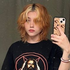 Alt Female Haircuts, Grunge Hair Curtain Bangs, Shaggy Short Hair Curtain Bangs, Kailee Morgue Hair, Shaggy Alt Hair, Kailee Morgue Short Hair, Undercut Wolfcut, Gender Neutral Haircuts Straight Hair, Straight Mullet Hairstyle Women