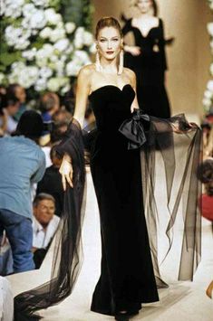 90s Runway Fashion, Runway Outfits, Carla Bruni, Black Gown, Mode Vintage, Hollywood Glamour