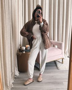 Mom Athleisure Outfits Fall, Winter Lounge Wear Street Styles, Summer Jogger Outfits, Sweater And Joggers Outfit, Joggers Outfit Winter, Wfh Fits, Womens Joggers Outfit, Birks Outfit, Cute Lounge Outfits