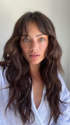 Mullet Layers, Brunette With Bangs, Wavy Hair Inspiration, Bangs Inspo, 2024 Haircut, Brown Hair Bangs, Wavy Bangs, Brown Wavy Hair