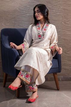 Pakistani Dresses Casual Stylish, Wedding Guest Indian, Raw Silk Salwar, Pant Suit Plus Size, Pakistani Kurti, Stitch Dress, Silk Kurti Designs, Suit Salwar, Kurti Pant