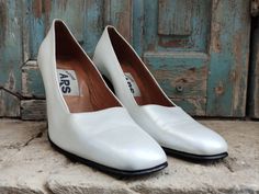 Handmade vintage white cream perl white leather pumps, in 90s square toe form. High heel 10cm/4inches and size EU 38, US 7.5 with regular fit. 100% handmade and 100% leather, these shoes are in fact new and unworn, part of our 90s bridal shoes collection! The sole is black coloured, white shoes in black sole where a very 90s wedding thing! There might be some minor flaws, part of the handmade process and aging. All our vintage shoes have received proper care, have been cleaned and refreshed, wit Cream Square Toe Heels For Formal Occasions, Cream Square Toe Heels For Evening, Fitted Square Toe Heels For Wedding, Formal White Square Toe Court Shoes, Formal White Court Shoes With Square Toe, Fitted Square Toe Wedding Heels, Wedding Heels With Square Toe, 90s Bridal, Vintage Wedding Shoes