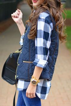 Blue Plaid Shirt Outfit, Gingham Vest, Quilted Vests, Mode Country, Flannel Vest, Navy Vest, Mode Tips, The Cardigans