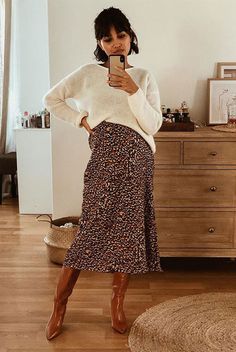 Midi Rok Outfit, Midi Rock Outfit, Midi Skirt And Boots, Midi Skirt Fall, White Oversized Sweater, Skirt And Boots, Elegante Y Chic